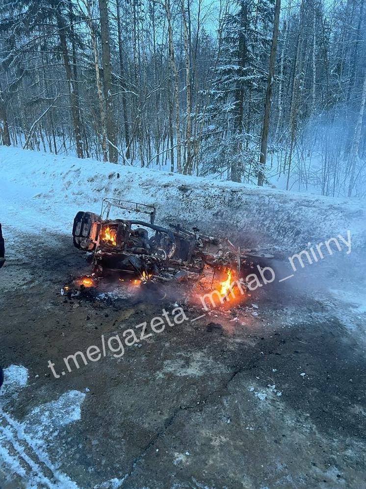 В Мирнинском районе Якутии обнаружили горящий мопед мотоблогера из Казахстана