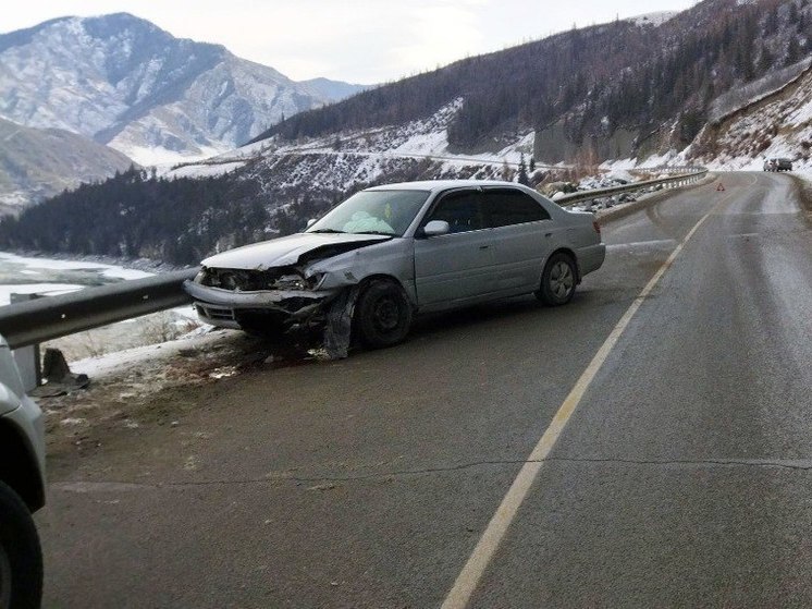 На Алтае автомобиль врезался в скалу, есть пострадавшие
