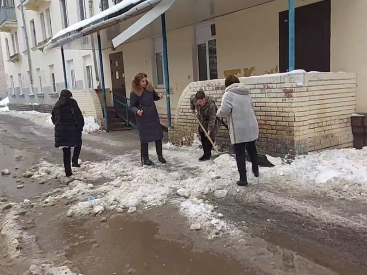 Медперсонал поликлиники в Климовске подвязался в ледорубы