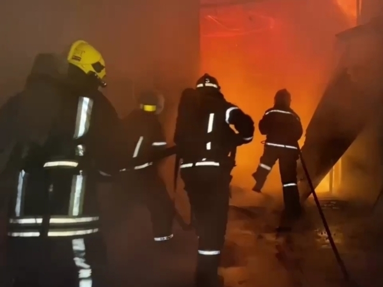 Краснодарские спасатели потушили пожар на Восточном рынке на площади 300 квадратных метров