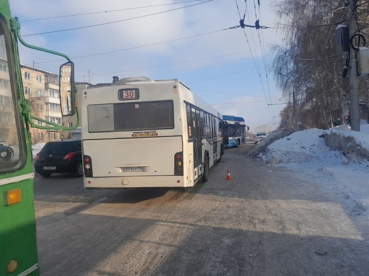 8-летний мальчик выпал из пассажирского автобуса в Новосибирске