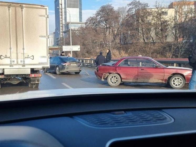 В Ростове на проспекте Сиверса образовалась пробка из-за ДТП с «ГАЗелью»