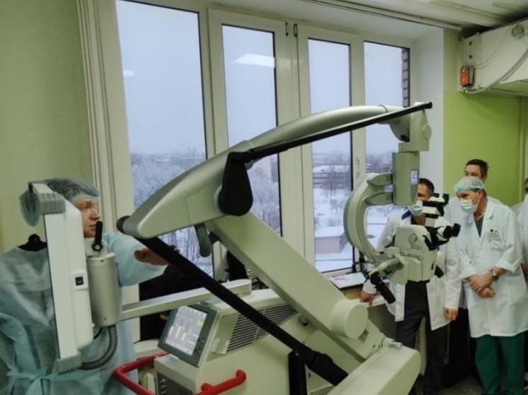 В Новгородскую ОКБ поступил новый операционный нейрохирургический микроскоп