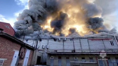 В Дагестане пожарные потушили горящую крышу универмага: видео