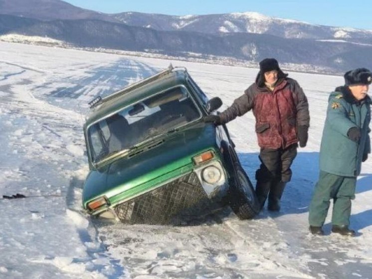 На Байкале в Бурятии под лед провалились еще две машины
