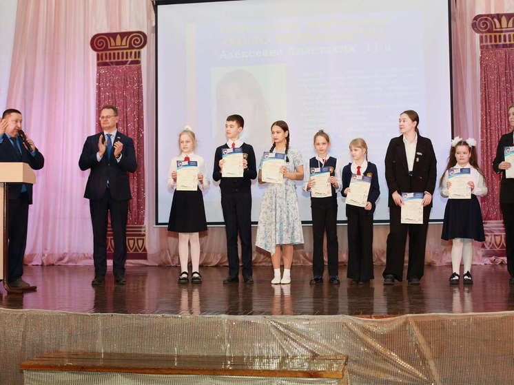 Учителя и ученики гимназии № 3 получили стипендии депутата Алексея Савельева