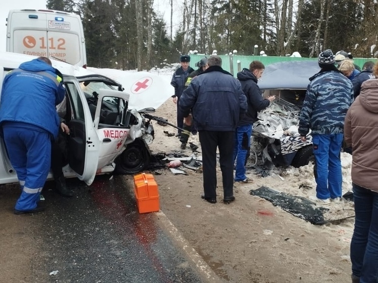 Скорая и легковушка вдребезги разбились между Рузой и Можайском