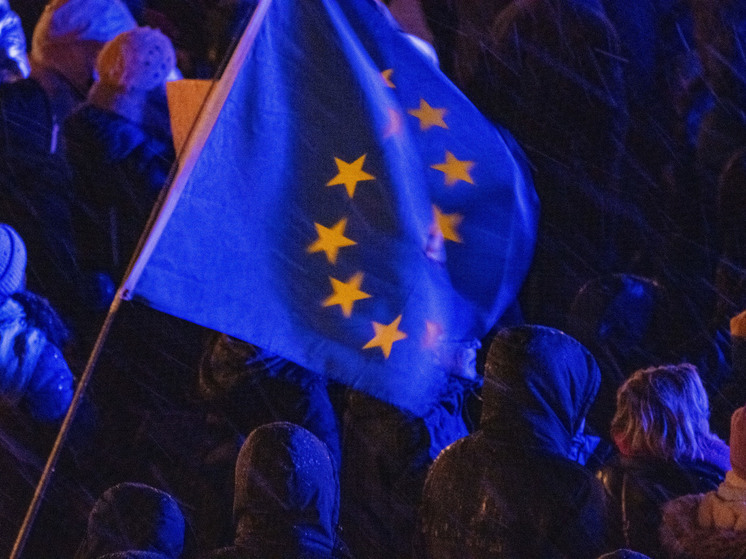 На Западе раскрыли три схемы, позволившие ЕС одобрить финансирование Киеву