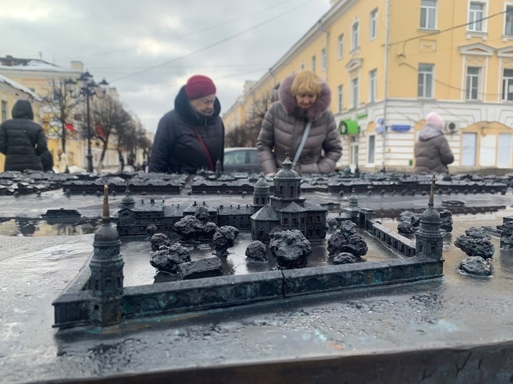 В центре города отремонтировали барельеф «Лучи Твери»