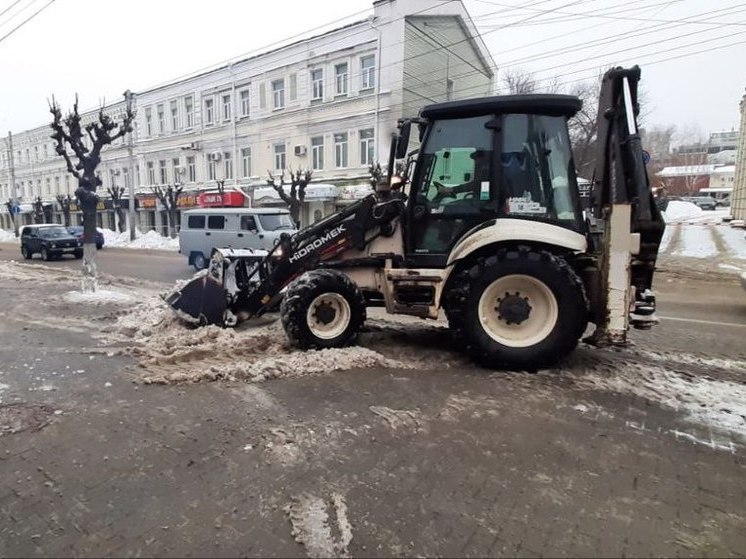 На улицах Пензы активно борются с гололедом и снегом