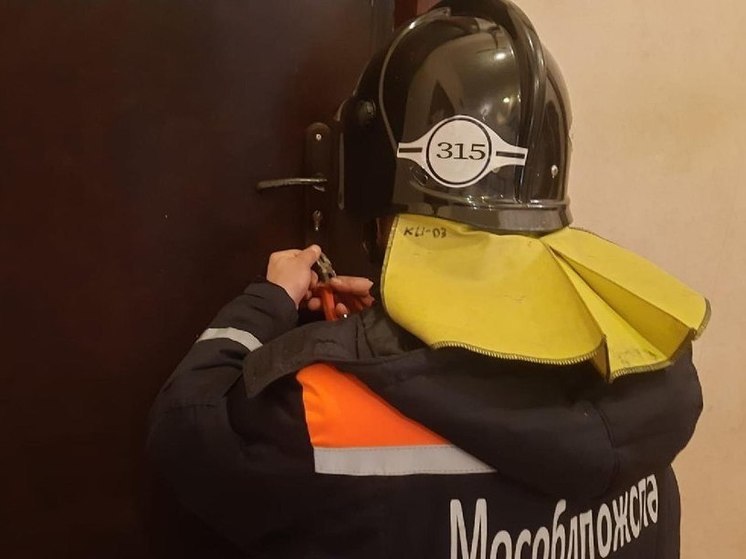 Девчушка спокойно ела суп, пока спасатели вскрывали дверь