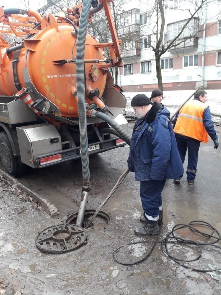 Ливневую канализацию прочищают на улице Западной и Коммунальной в Пскове