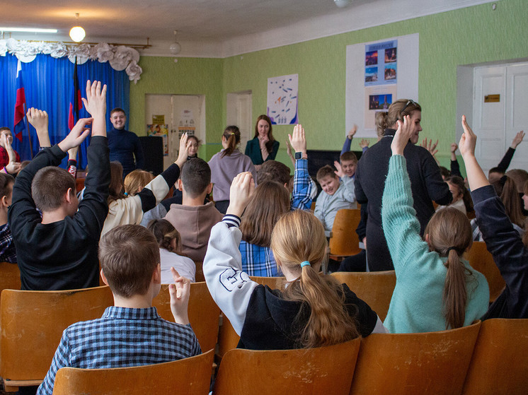 Артисты Донецкой муздрамы провели мастер-классы для юных дончан