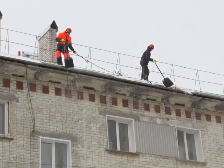 Очистка крыш в Кирове идет в ежедневном режиме