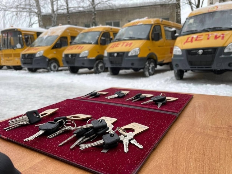 Костромской губернатор передал главам районов ключи от восьми новых школьных автобусов
