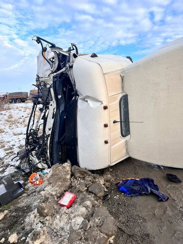 Два грузовика столкнулись на зимней дороге в Кочубеевском округе Ставрополья
