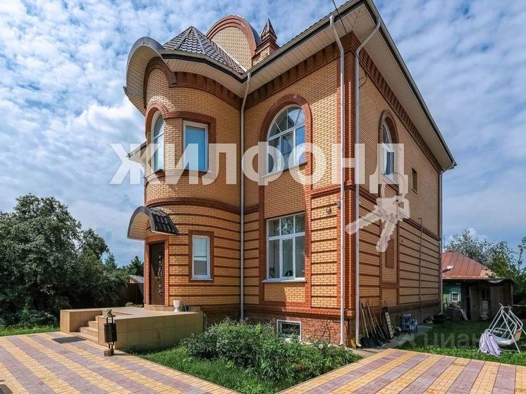 В Новосибирске за 33 млн продают элитный коттедж в золоте под неоклассику