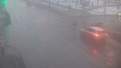 На видео сняли момент наезда иномарки на пешехода в Волгограде