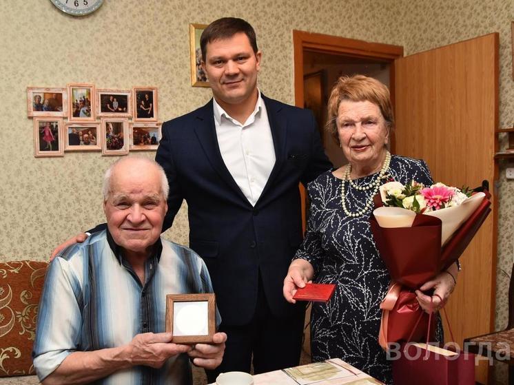 Мэр Вологды Сергей Воропанов вручил награды за сохранение семейных традиций семье Смолиных