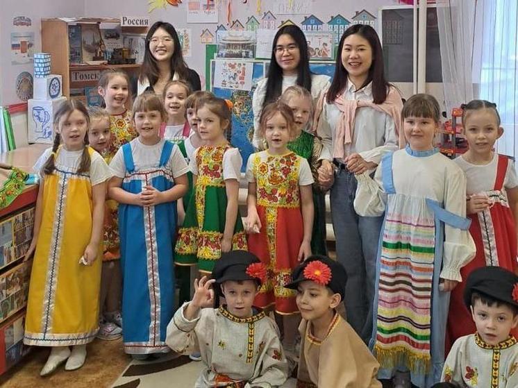 Студенты из Китая пришли в детсад практиковаться в русском языке