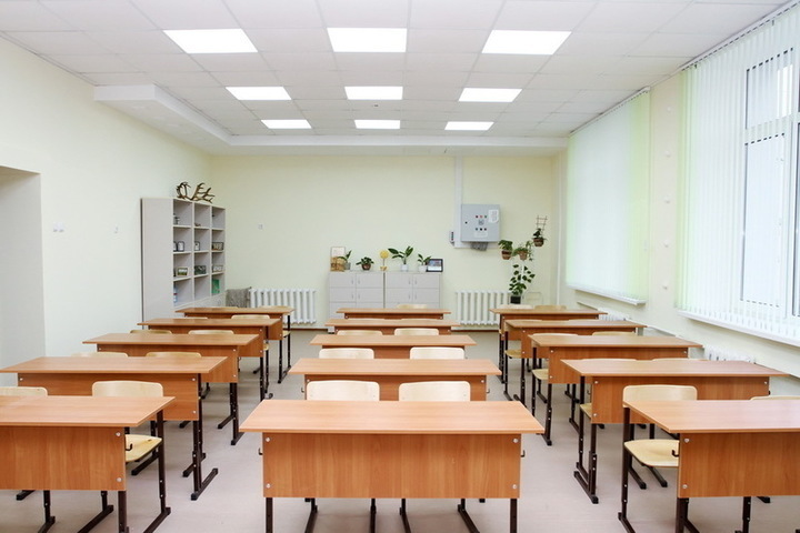 Руководство костромской школы рассказало о падении потолка в классе