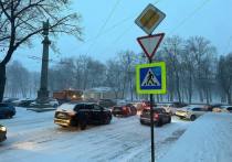 В Петербурге усилится снег 3 февраля. А жителям и гостям города придется внимательнее смотреть под ноги из-за гололеда, сообщили в пресс-службе МЧС по городу.