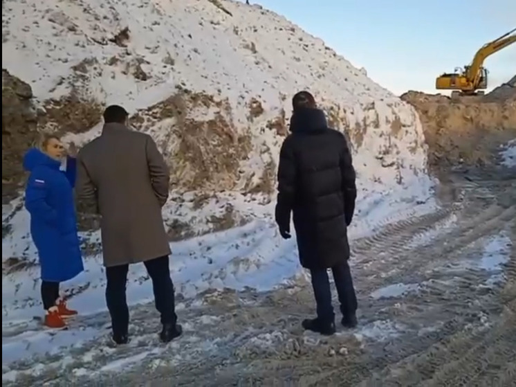 Мэр Петрозаводска показала полигон, где горы снега выросли с многоэтажный дом