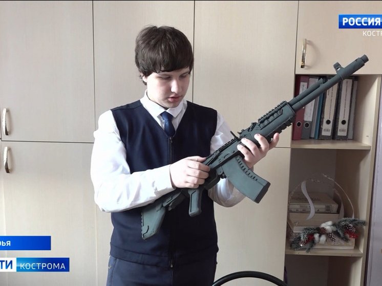 Костромские хобби: школьник из Шарьи создает из фанеры точные копии стрелкового оружия