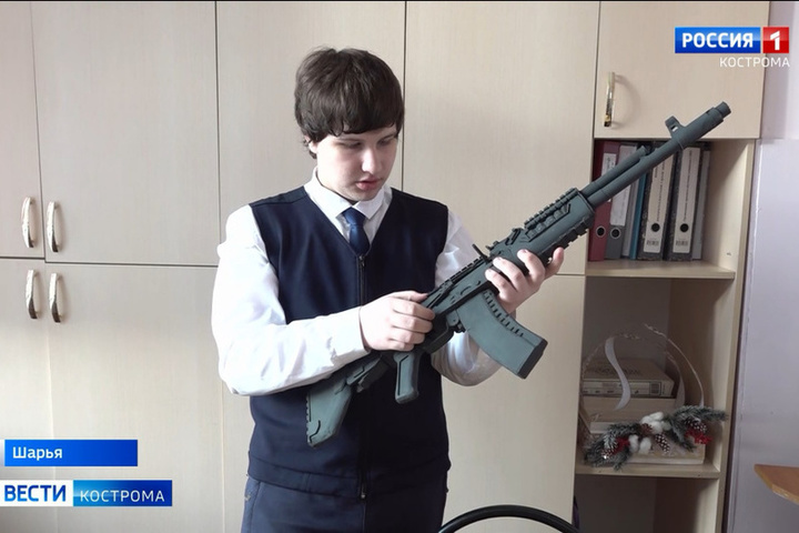 Костромские хобби: школьник из Шарьи создает из фанеры точные копии стрелкового оружия