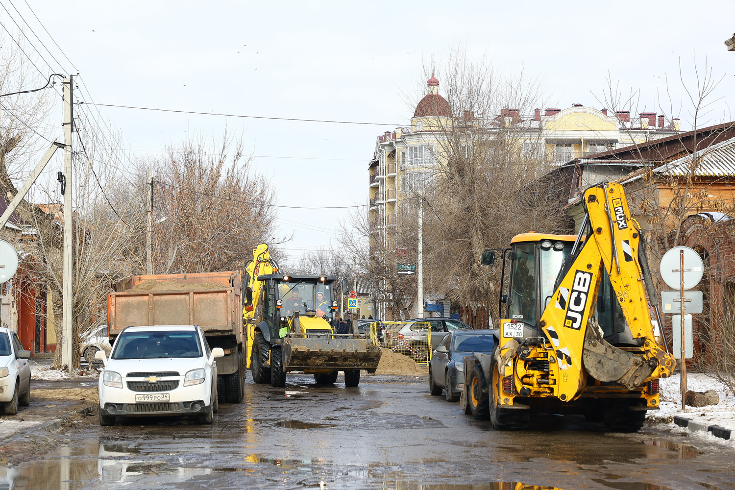 Что происходит на улице Куйбышева в Астрахани, где недавно прорвало трубу и дорога превратилась в каток 