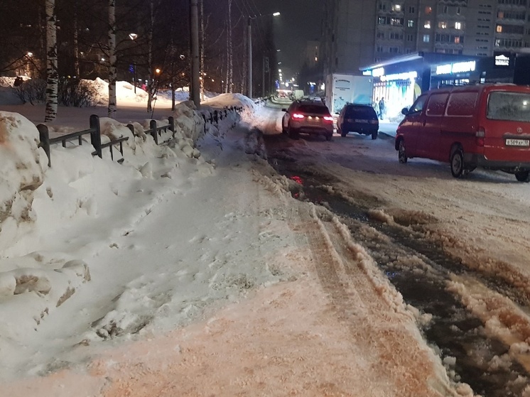 Вода из канализации размыла дорогу на Березовой аллее в Петрозаводске