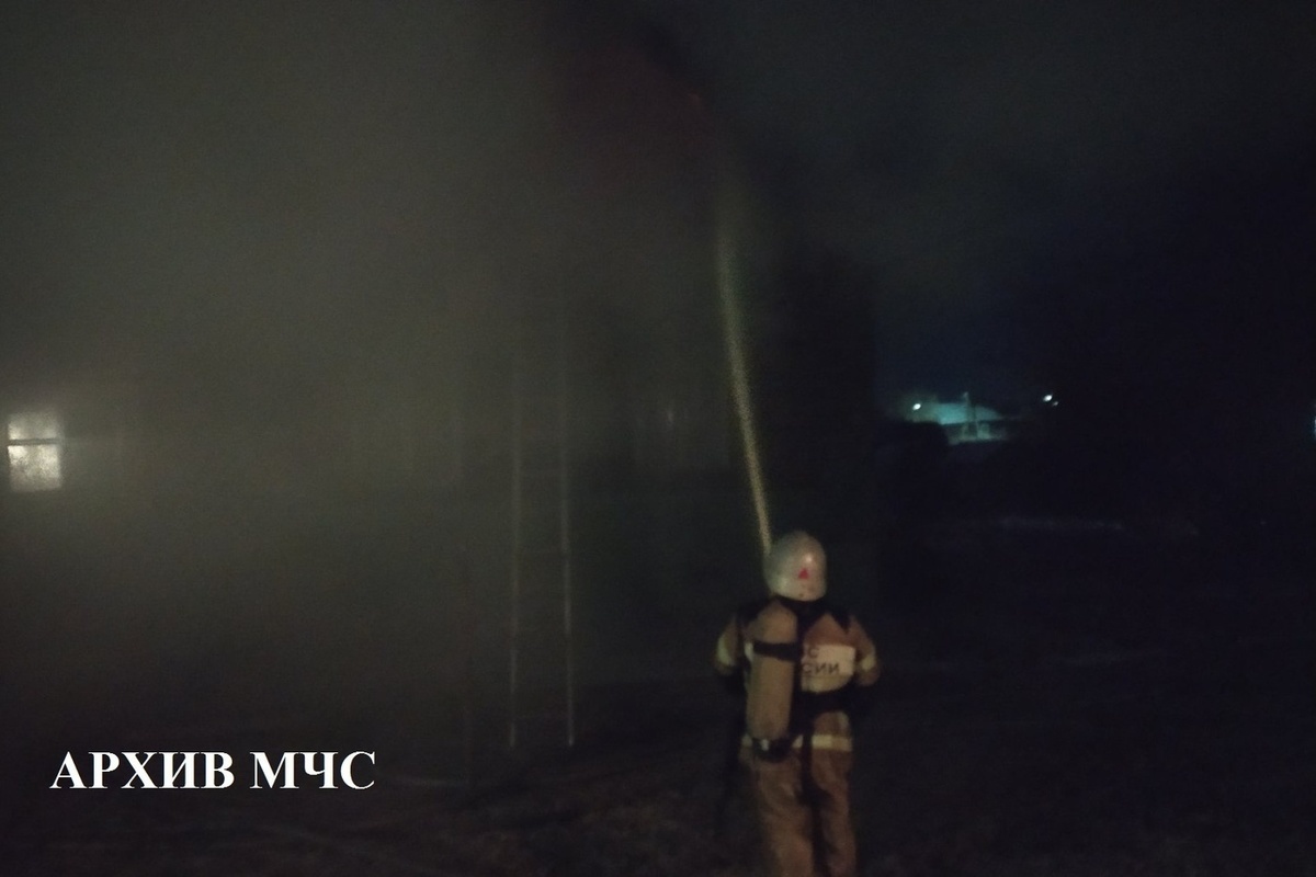 В ночном пожаре в Костромской области сгорел двухквартирный дом
