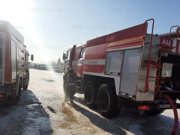 Пожарные потушили горящую легковушку в Волхове