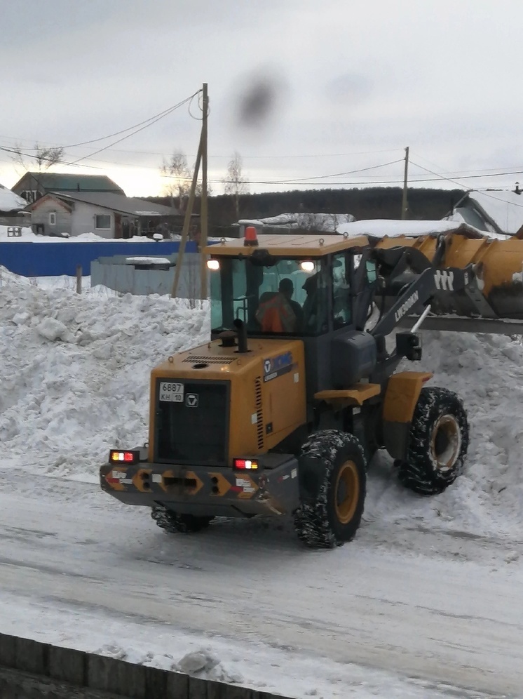 Водитель погрузчика Сергей три дня расчищал от снега улицу в Сегеже
