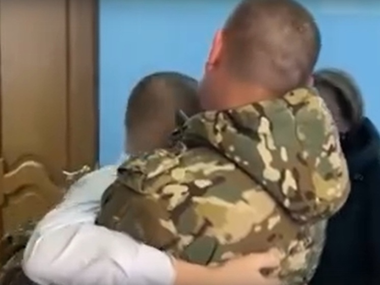 В Ноябрьске в школу к сыну пришел вернувшийся с фронта боец СВО