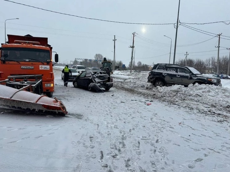 Движение ограничено на свердловской трассе из-за массового ДТП