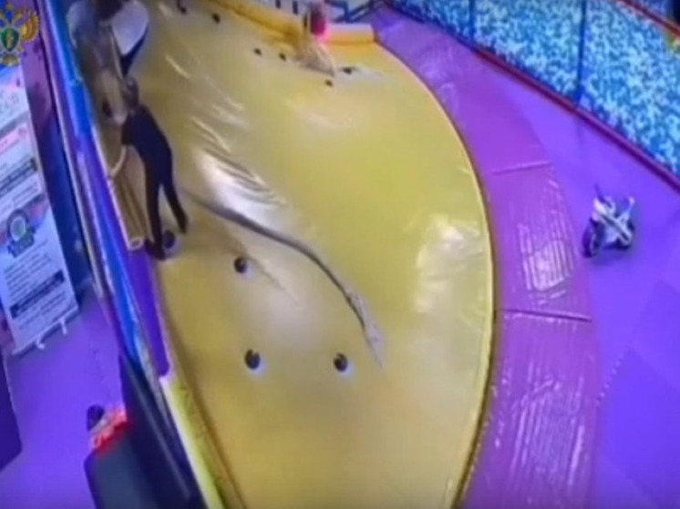 Малыш сорвался с 4-метровой горки в игровой зоне ТЦ Мытищ