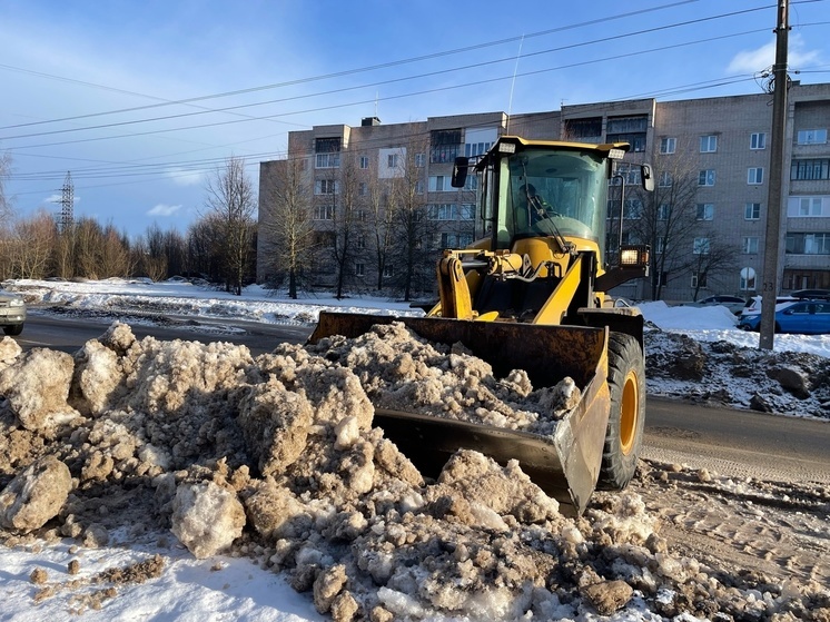 На уборке Великого Новгорода от снега задействовано 150 единиц техники