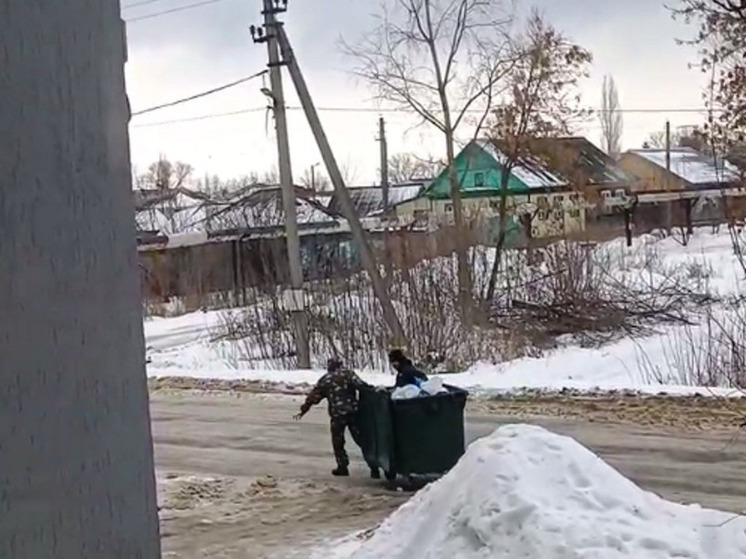 В Балашове двое мужчин укатили мусорный контейнер в неизвестном направлении