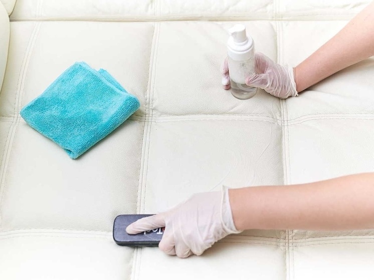 Спасаем диван: копеечный способ очистки мягкой мебели от сальных следов и грязи