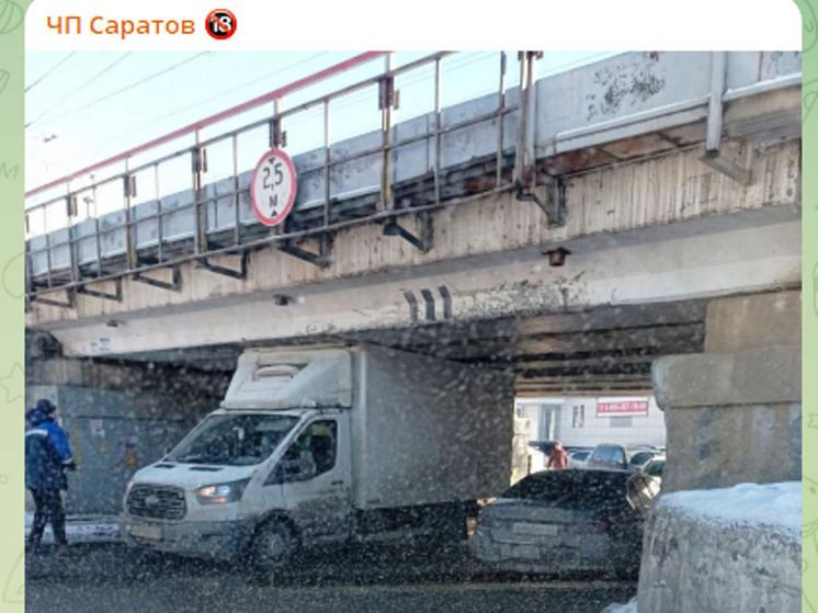 Под "мостом глупости" застрял очередной грузовик