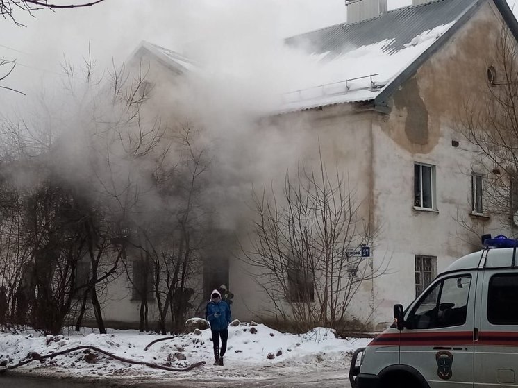 В Твери во время пожара из дома эвакуировали тринадцать взрослых и четверых детей