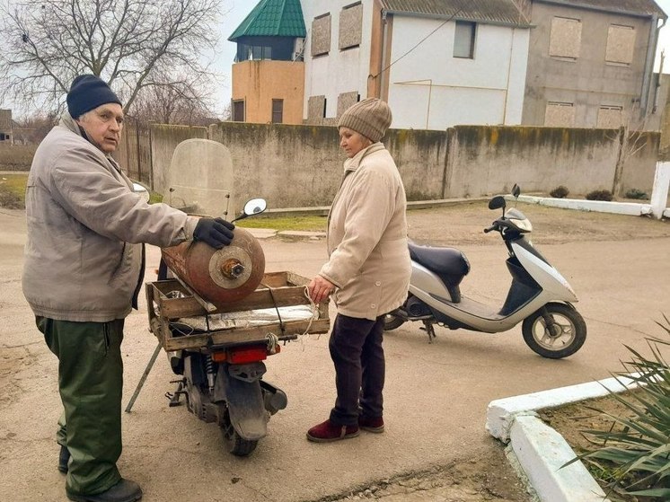 Жители Малокаховки получили бесплатные баллоны с газом