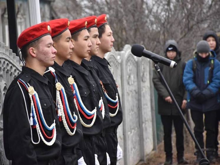 В Володарском районе открыли мемориальную доску в память героя СВО
