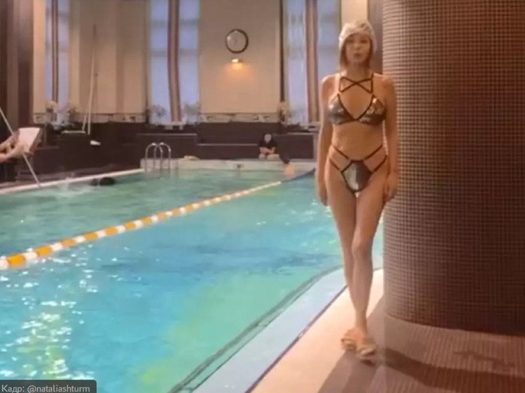 57-летняя российская певица Наталья Штурм похвасталась фигурой в откровенном бикини
