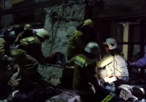 Пресс-служба МЧС опубликовала ночные кадры поисково-спасательной операции в Лисичанске