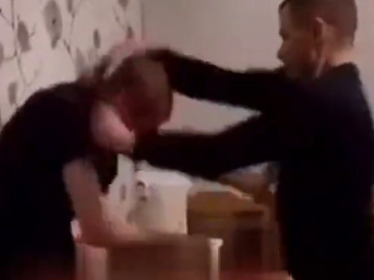 В Красноярском крае мужчина чуть не задушил знакомого на видео