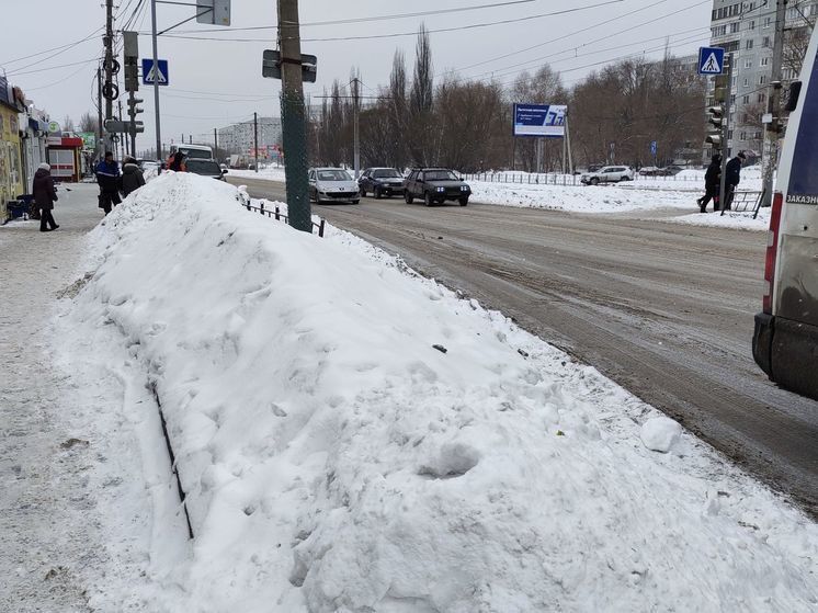 Волонтеры расчистили дворы от снега трем семьям участников СВО из Омска