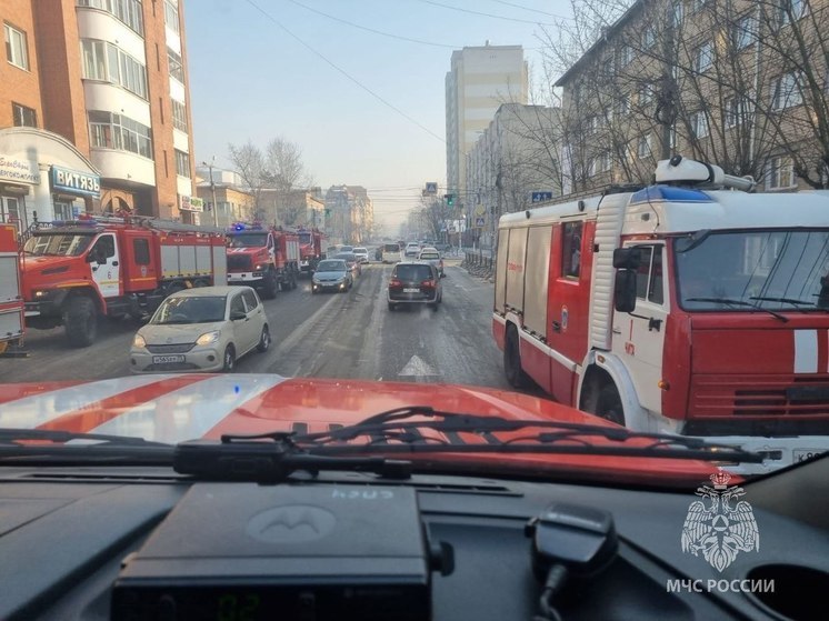 Пожарные приехали к общежитию ЗабГУ в Чите из-за замыкания удлинителя