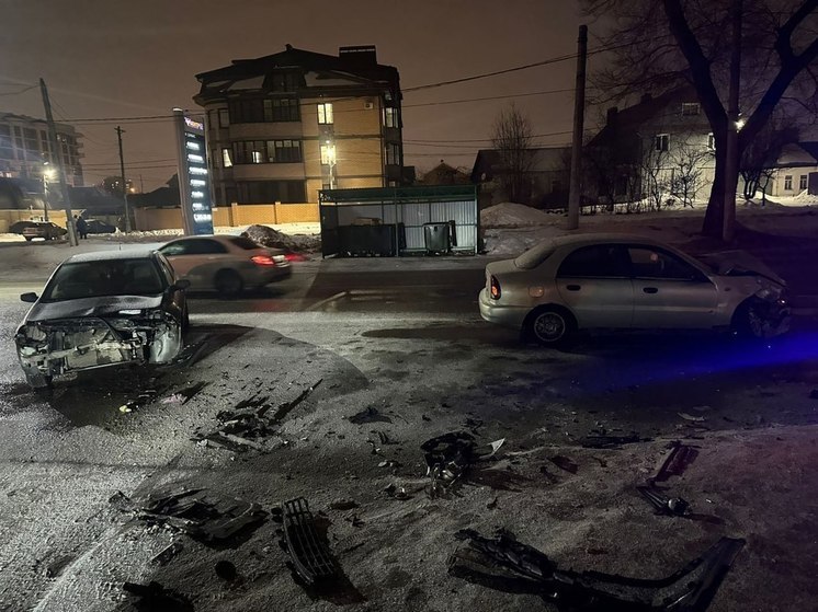 В Воронеже две женщины пострадали в лобовом столкновении автомобилей